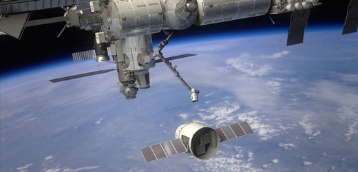 Dragon se jako první soukromý stroj připojuje k ISS.