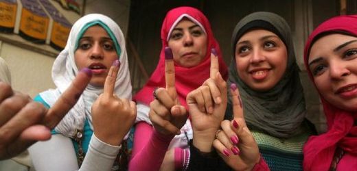 Egypťanky před volební místností v Káhiře.