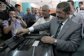 Muhammad Mursí, favorit Muslimského bratrstva, hází volební lístek do urny.