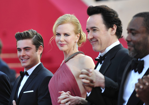 Australská herečka Nicole Kidmanová se na filmovém festivalu v Cannes objevila v odvážných šatech bez podprsenky. Vlevo herec John Cusack, vpravo režisér Lee Daniels. (Foto: profimedia.cz)