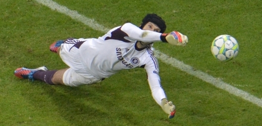 Petr Čech chytá penaltu ve finále Ligy mistrů.