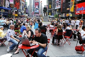 Podaří se v Praze někdy v budoucnu mít bezautomobilovou zónu, tak jako na polovině londýnského Times Square vytvořila Janette Sadik-Kahnová?