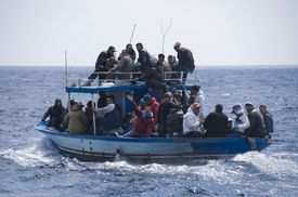 Loď s africkými běženci u italského ostrova Lampedusa.