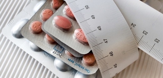 Nejrůznější pilulky na hubnutí jdou v lékárnách na odbyt. Leckdy ale nemají žádnou prokazatelnou účinnost.