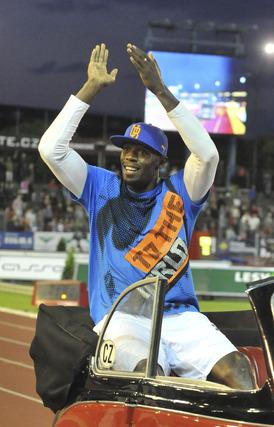 Usain Bolt oslavuje vítězství.