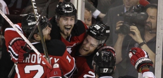 Hokejisté New Jersey se radují z postupu do finále Stanley Cupu.
