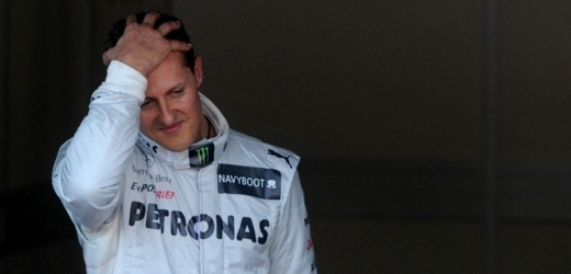 Michael Schumacher v Monaku po vítězné kvalifikaci jakoby nevěřil, co se mu právě povedlo.