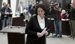 Miroslava Němcová 15. května oznámila, že vydala souhlas s odevzdáním poslance a středočeského hejtmana Davida Ratha k soudu.
