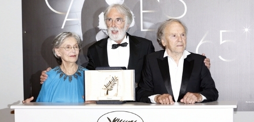 Vítězové festivalu v Cannes. Zleva Emanuelle Riva, Michael Haneke a Jean-Louis Trintignant.
