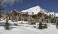 Luxusní lyžařská chata Pinnacle v americkém státě Montana má cenu zhruba 150 milionů dolarů (3 miliardy korun), a to zejména díky deseti ložnicím, vytápěné podlaze, vyhřívané příjezdové cestě, několika bazénům a obrovskému vinnému sklepu.