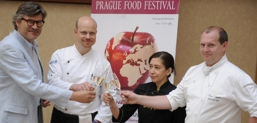 Na Prague Food Festivalu byl velký zájem o pokrmy z kuchyně michelinského šéfkuchaře Romana Pauluse (druhý zleva) a šéfkuchařky Sofie Smith (druhá zprava).