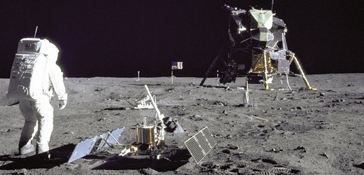 Roboti by se měli držet nejméně 75 metrů od místa přistání Apolla 11.
