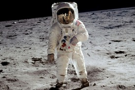Buzz Aldrin, jak ho na Měsíci zachytil Neil Armstrong.