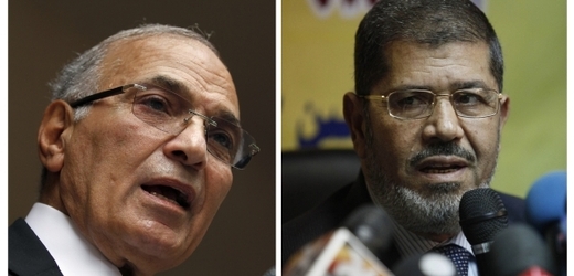 Ahmad Šafík (vlevo) a Muhammad Mursí se utkají o křeslo egyptského prezidenta.