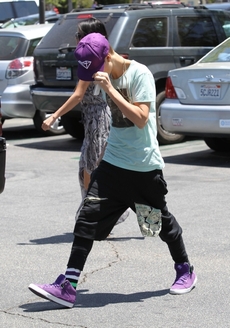 Justin Bieber schovává tvář poté, co napadl dotěrného fotografa.