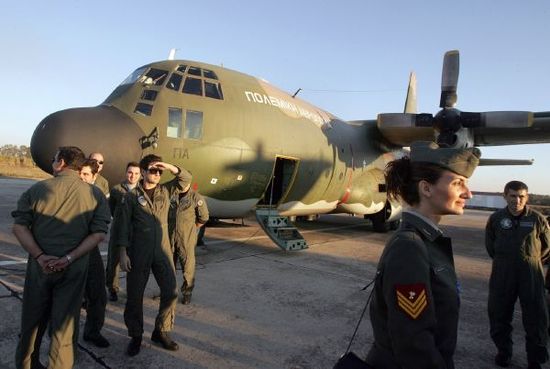 Nehledě na prázdnou kasu Řecko mohutně zbrojilo. Na snímku řecký letoun C-130.