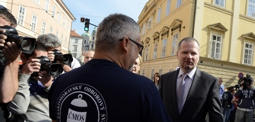 V úterý ráno začaly demonstrace před ministerstvem školství. S demonstranty promlouval i ministr školství Petr Fiala.
