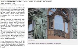 Vyhazovat peníze oknem může mít různý význam (repro The St. Petersburg Times).
