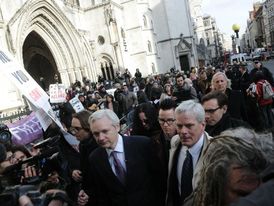 Assange opouští nejvyšší soud v Londýně (březen 2012).