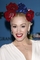 Zpěvačka Gwen Stefaniová si čelenku ve vlasech ozdobila rudými a modrými květy.