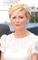 Romantická Kirsten Dunstová. Herečka se takto objevila na filmovém festivalu v Cannes. 