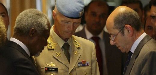 Koffi Annan (vlevo) hovoří s šéfem mise OSN v Sýrii generálmajorem Robertem Moodem. 