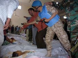 Zástupci OSN si prohlížejí dětské oběti masakru v Húle.