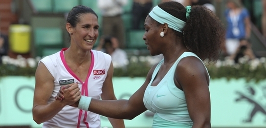 Virginie Razzanová (vlevo) a Serena Williamsová.