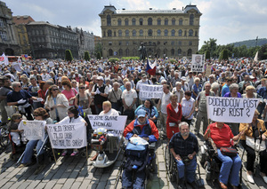 Na demonstraci se sešlo 1500 až 2000 seniorů.
