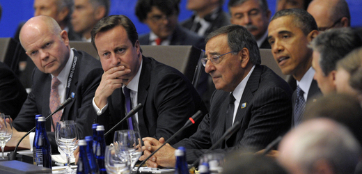 Starosti a zase starosti. David Cameron (uprostřed).