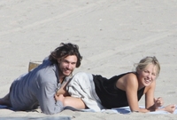Sharon Stoneová s Martinem Micou na pláži.