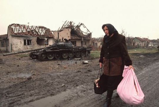 Žena opouští po skončení bojů město Vukovar.