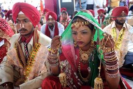 Mladistvá nevěsta na hromadné svatbě v Indii.