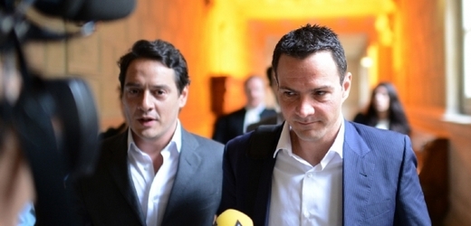 Jérôme Kerviel (vpravo) a jeho advokát David Koubbi.