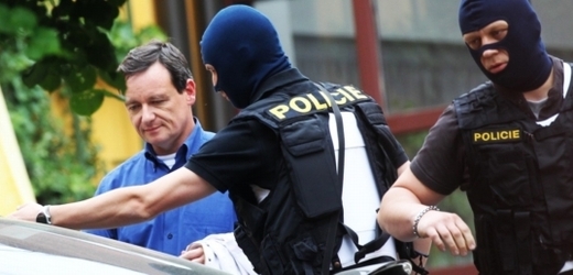 David Rath je policií převážen na jednání mandátního a imunitního výboru.