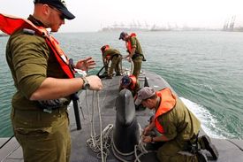 Izraelští vojáci na německé ponorce.