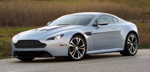 Mezi značkami vozů, které půjdou do aukce, je i Aston Martin. Na snímku Aston Martin V12 Vantage.  