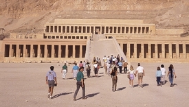 Chrám královny Hatšepsovet v Dér el-Bahrí na západním břehu Nilu. Na východním břehu se rozkládá Luxor, součást dávného města Théby.