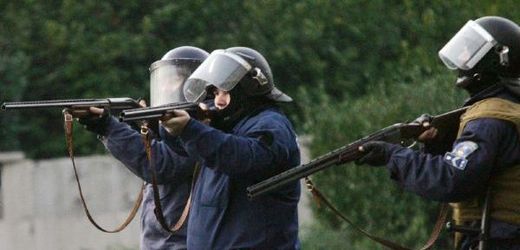 Maďarská policie střílí roku 2006 gumovými střelami na demonstranty v Budapešti.