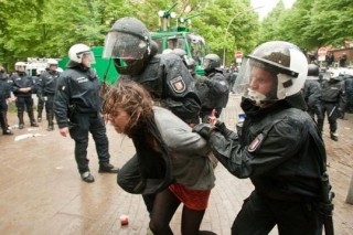 Policie zasahuje proti odpůrcům neonacistického pochodu v Hamburku (červen 2012).