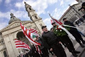 Maďarští neonacisté z černých gard oslavují výročí Horthyho (2008).