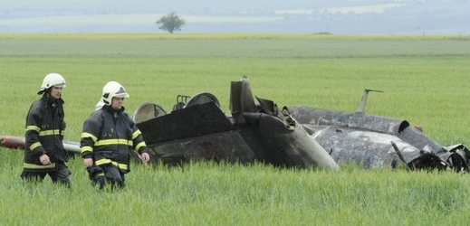 Na Lounsku se zřítil proudový letoun, pilot zemřel.