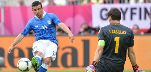 Di Natale střílí první gól zápasu Itálie - Španělsko.