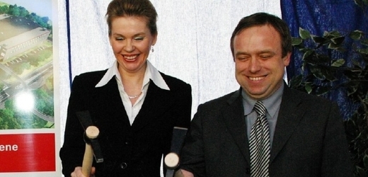 Petr Keřka na snímku z roku 2007 s tehdejší primátorkou Karlových Varů Veronikou Vlkovou.