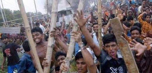 Mohutné protesty textilních dělníků zažívá Bangladéš opakovaně (2010).