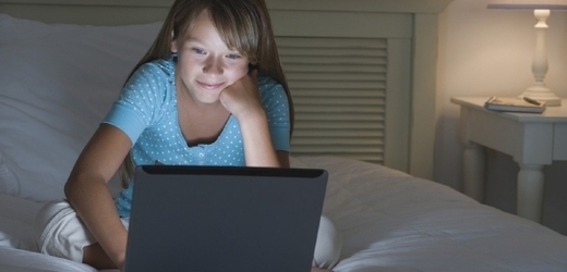 Dlouhé noční sledování televize či počítače dětem škodí. Problémy si odnesou až do dospělosti, varují neurologové.