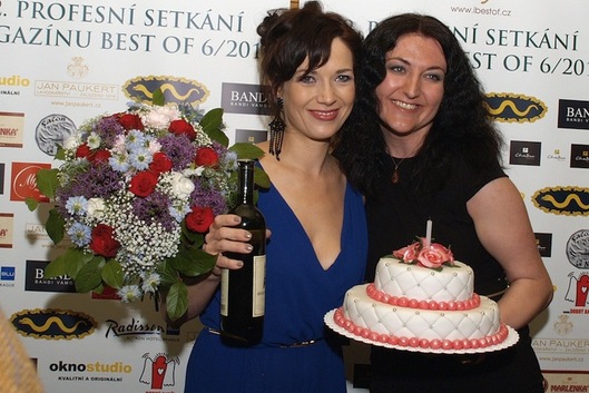 Tereza Kostková dostala narozeninový dort.