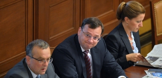 Premiér Petr Nečas, ministr financí Miroslav Kalousek a vicepremiérka Karolína Peake.