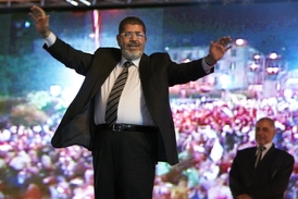 Muhammad Mursí zastupuje Muslimské bratrstvo, ale ztrácí podporu.