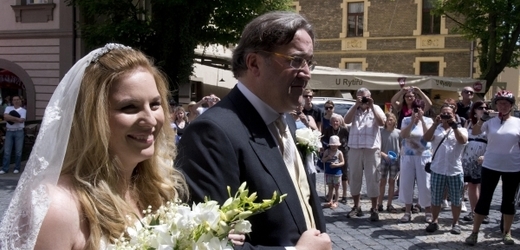 Slavnostní mší a projížďkou ze zámku v Hoříně do zámku v Mělníku zakončil dvoudenní svatbu princ Jiří Jan Lobkowicz.